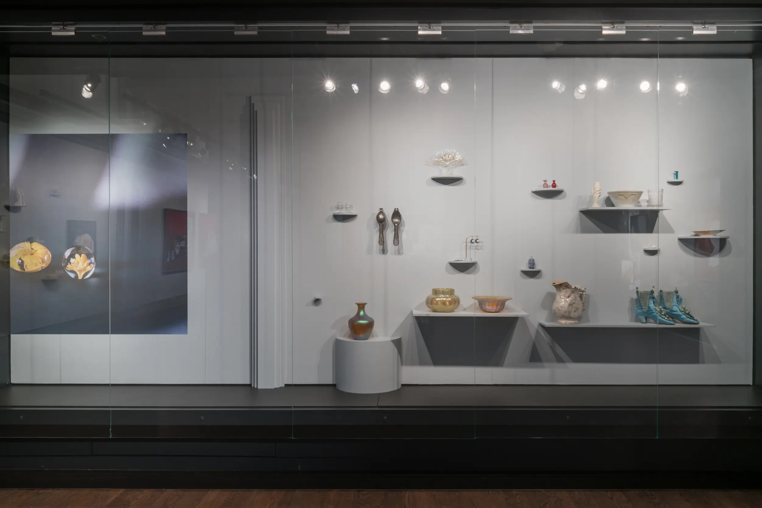 L'archiviste, 2019. Vue de l'exposition au Musée McCord Stewart dans le cadre de MOMENTA Biennale, Montréal, automne 2019 — hiver 2020 / exhibition view at McCord Stewart Museum in the context of MOMENTA Biennale, Montréal, autumn 2019 — winter 2020. Documentation: Clara Lacasse