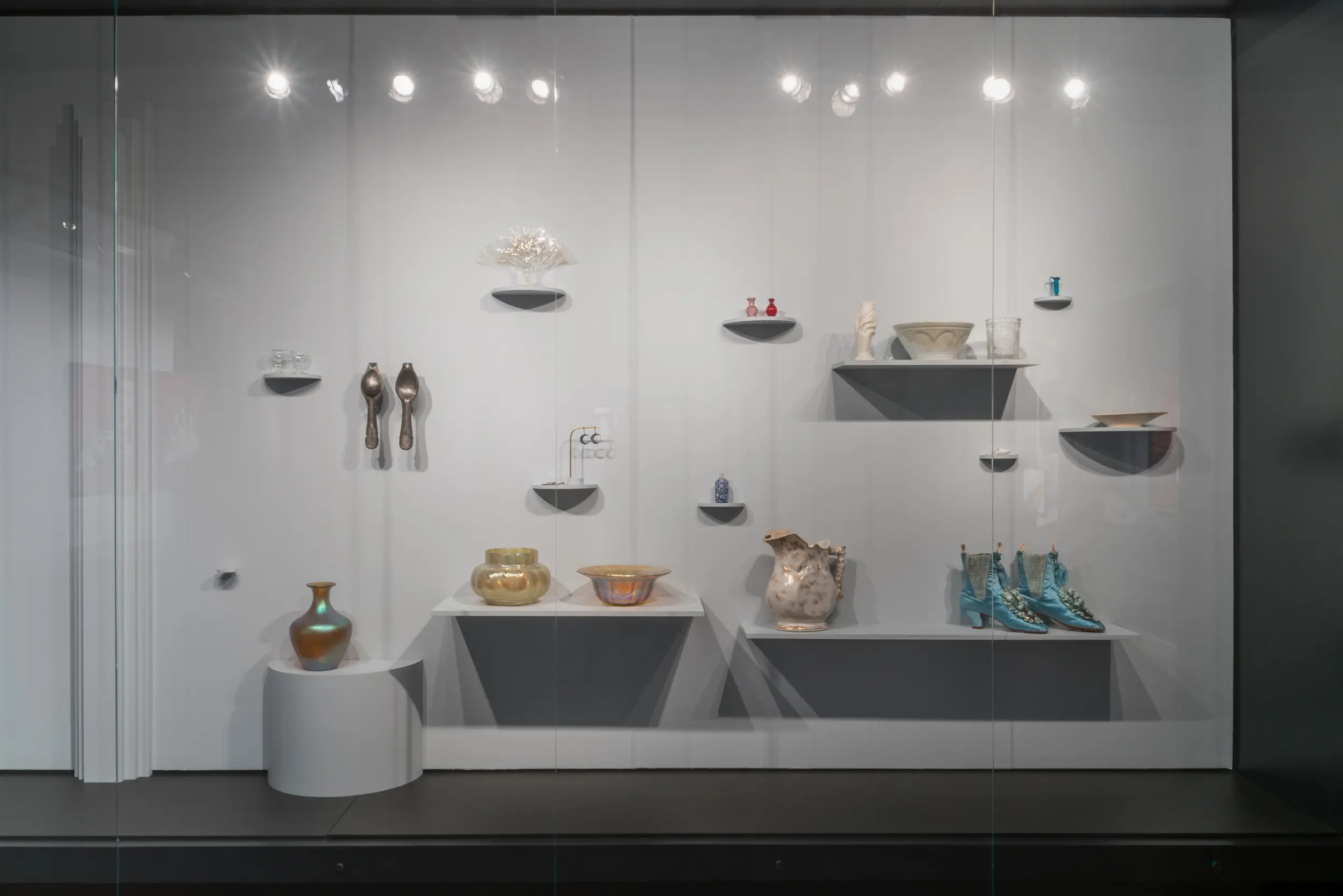 L'archiviste, 2019. Vue de l'exposition au Musée McCord Stewart dans le cadre de MOMENTA Biennale, Montréal, automne 2019 — hiver 2020 / exhibition view at McCord Stewart Museum in the context of MOMENTA Biennale, Montréal, autumn 2019 — winter 2020. Documentation: Clara Lacasse
