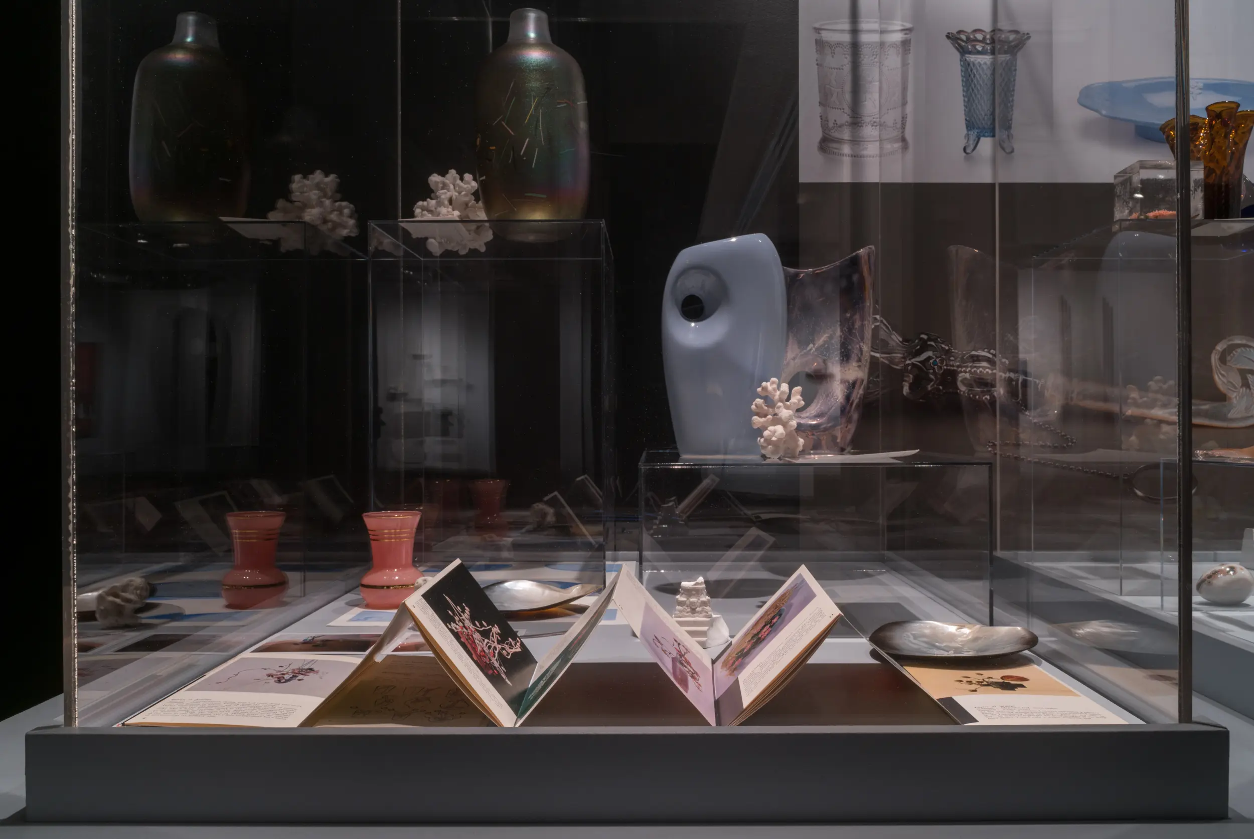 L'archiviste, 2019. Vue de l'exposition au Musée McCord Stewart dans le cadre de MOMENTA Biennale, Montréal, automne 2019 — hiver 2020 / exhibition view at McCord Stewart Museum in the context of MOMENTA Biennale, Montréal, autumn 2019 — winter 2020. Documentation: Clara Lacasse