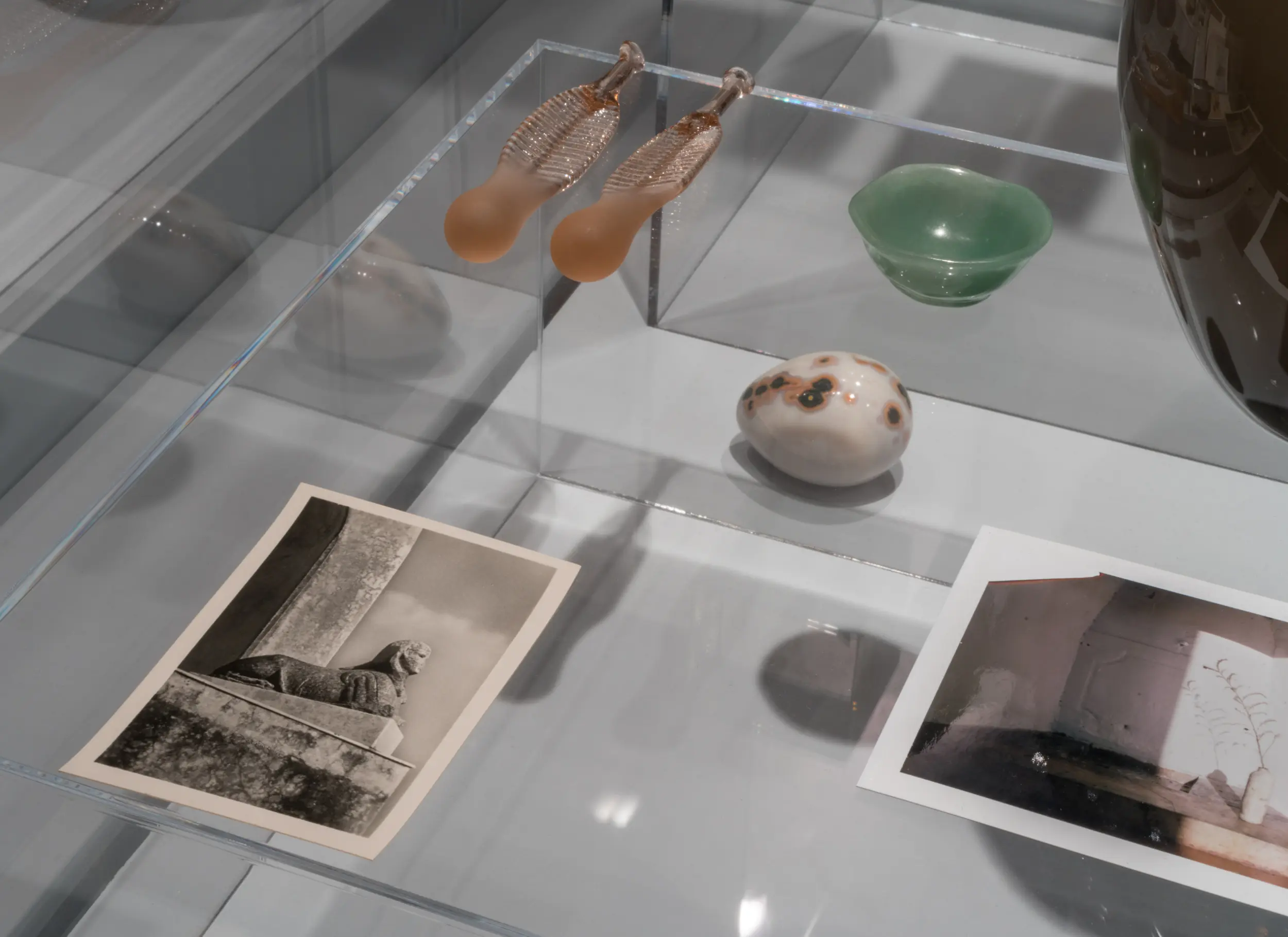 L'archiviste, 2019. Vue de l'exposition au Musée McCord Stewart dans le cadre de MOMENTA Biennale, Montréal, automne 2019 — hiver 2020 / exhibition view at McCord Stewart Museum in the context of MOMENTA Biennale, Montréal, autumn 2019 — winter 2020. Documentation: Clara Lacasse